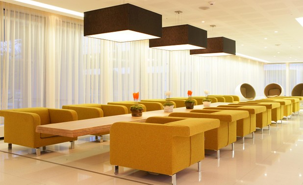 122dlhb_i_lobby-yellow-chairs1